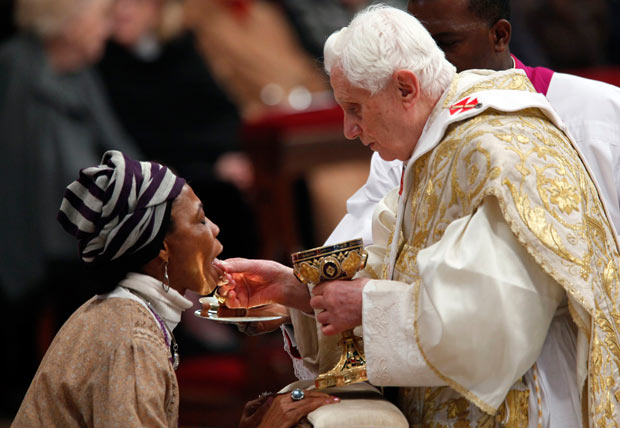 kneeling-for-communion Benedict XVI